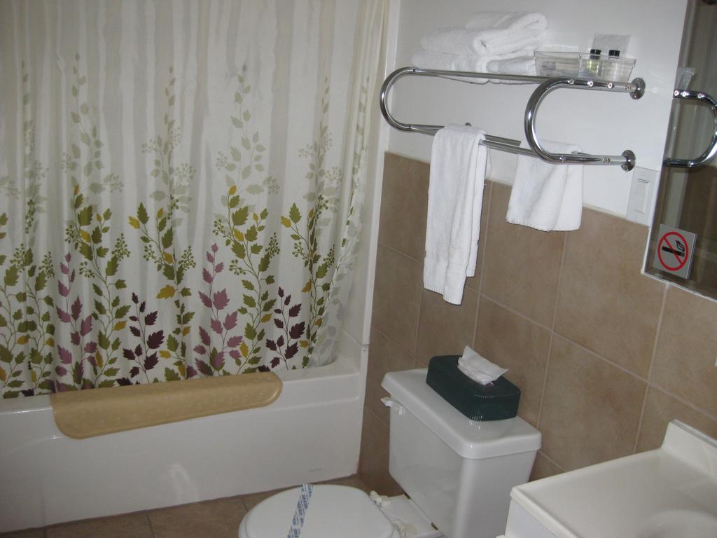 Motel Bel-Eau Монтебелло Екстер'єр фото